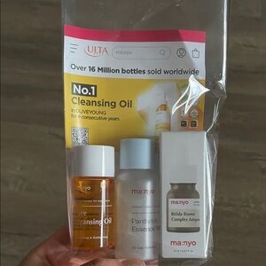Ma:nyo Korean Skincare Travel Set with Cleansing Oil, Essence, and Ampoule NEW
